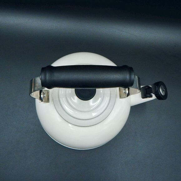 Le Creuset Whistling Tea Kettle White Enamel On Steel 1.7 Quart 1.6 Litre - Picture 5 of 13